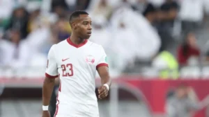 إصابة عاصم مادبو تربك صفوف قطر أمام فلسطين وتبديله اضطراريًا في الشوط الأول